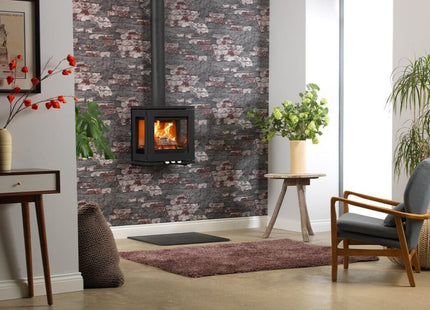 Charlton & Jenrick Purevision LPV5 Wall vrijhangende houtkachel aan wand in woonkamer
