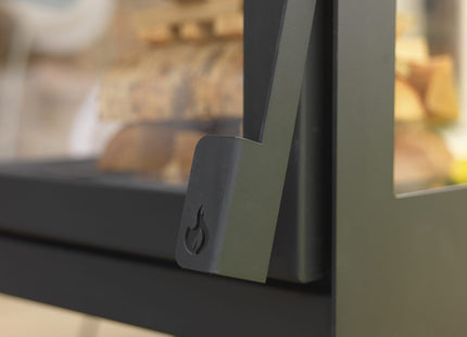 Detail van Trimline Firebloom Fresco outdoor haard met glas en vuur
