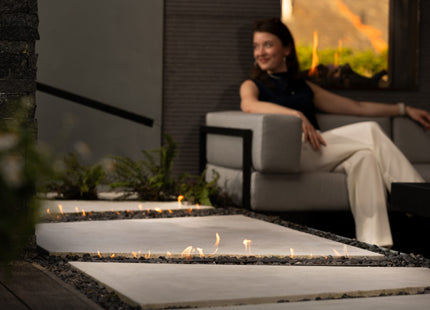 Trimline Firebloom Fresco buitenhaard geplaatst in tuinsetting
