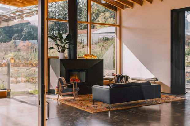 Trimline Fires 60E Insert elektrische inzethaard ingebouwd in moderne woonkamer
