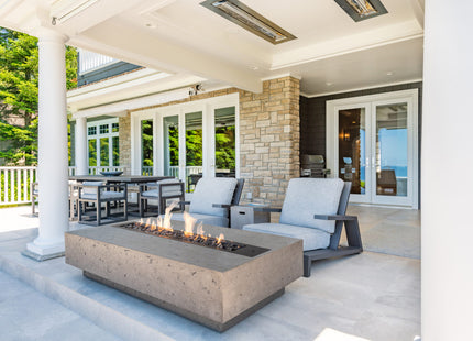 Trimline Outdoor inbouw gashaard met open vuur in moderne tuinsetting
